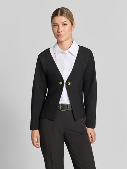 Frauenmodel trägt Cardigan mit Zierknöpfen Modell 'APOLLO' von MANGO in Schwarz, V-Ausschnitt, gerader Schnitt, Nahaufnahme Oberkörper.