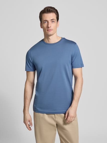 Männermodel trägt T-Shirt mit Rundhalsausschnitt von Christian Berg Men in Blau, Regular Fit, reine Baumwolle, Ganzkörperansicht von vorne.
