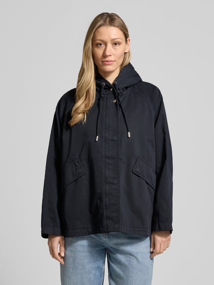Frauenmodel trägt Regular Fit Jacke aus reiner Baumwolle von Marc O'Polo, Optik: Unifarben, Kapuze mit Tunnelzug, Druckknöpfe, Langarm, abgerundeter Rumpfabschluss, seitliche Pattentaschen, Material: Reine Baumwolle, Ganzkörperansicht von vorne.