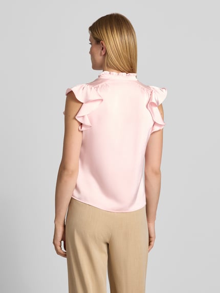 Frauenmodel trägt Blusentop aus Satin Modell 'Stella' von Neo Noir in Hellrosa mit Rüschen und Stehkragen, Regular Fit, Rückenansicht.