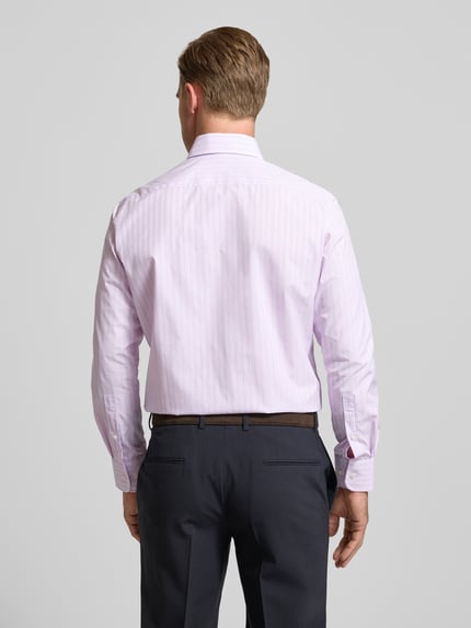 Męski model nosi Regular fit Businesshemd in Premiumqualität mit Kentkragen marki Christian Berg Men, koszula bawełniana, widok tyłu.