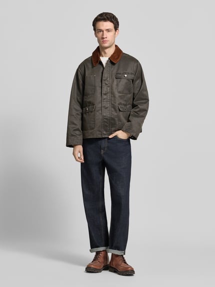 Männermodel trägt Relaxed Fit Jacke aus Baumwoll-Mix mit Brusttaschen von RETERNITY, dunkle Farben, strukturierte Oberfläche, Ganzkörperansicht von vorne. Baumwoll-Mix, Umlegekragen, Pattentaschen, Rückenlänge 64 cm, Schulterbreite 43 cm, Brustweite 67 cm, Ärmellänge 64 cm.