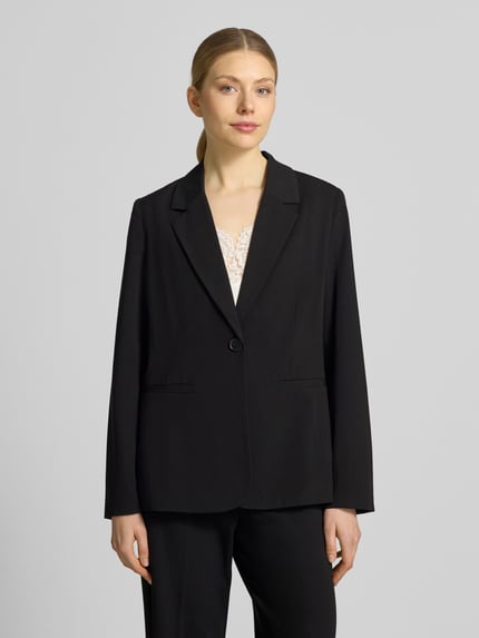 Frauenmodel trägt Relaxed Fit Blazer mit Reverskragen Modell 'Danta' von B.Young im Material-Mix mit Viskose-Anteil, Knopfverschluss, Paspeltaschen, Farbe Schwarz, Ganzkörperansicht von vorne. Rückenlänge bei Größe 38: 70 cm, Brustweite: 35 cm, Ärmellänge: 62 cm.
