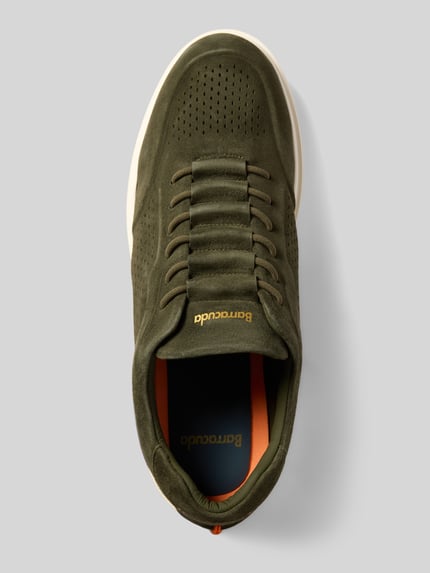Produktfoto, Sneaker aus echt leer mit logodetail van Barracuda, dames sneakers met afgeronde pasvorm, vetersluiting, gladde zool, hakhoogte maat 44: 4 cm, schachthoogte maat 44: 7 cm, schachtbreedte maat 44: 10 cm, olijfgroen met perforaties, zachte textuur