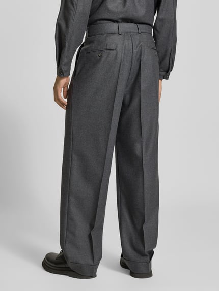Männermodel trägt Regular Fit Bundfaltenhose aus Schurwolle mit Umschlag von Officine Générale, Dunkelgrau, Webstruktur, Ganzkörperansicht Rückansicht