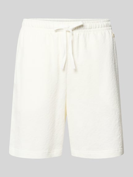 Produktfoto, Shorts mit seitlichen Eingrifftaschen von Fynch-Hatton in Weiß, Loose-Fit, Elastischer Bund mit Kordelzug, Label-Detail, strukturierte Oberfläche, Bundweite 41 cm, Innenbeinlänge 20 cm, Größe S.