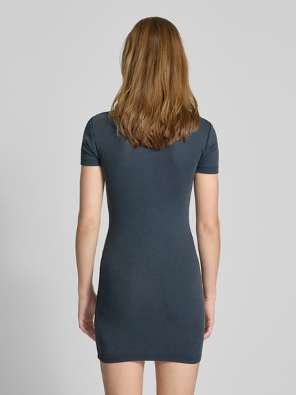 Calvin Klein Jeans T-Shirt-Kleid mit Label-Patch und Rundhalsausschnitt Anthrazit 5