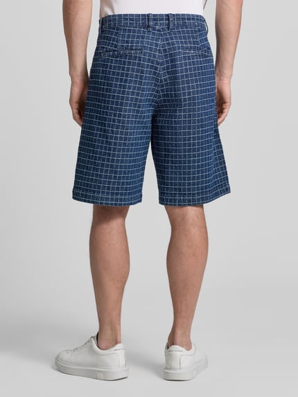 Männermodel trägt Regular Fit Bermudas mit viscose-aandeel model 'Luca' van Wood Wood, mix van katoen en viscose, achteraanzicht, heren, bandwijdte maat M 44 cm, binnenbeenlengte maat M 27 cm, blauwe ruittextuur