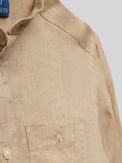 Junge trägt Regular Fit Freizeithemd aus reinem Leinen von Polo Ralph Lauren Teens, Optik: Unifarben, Logo-Stitching, Nahaufnahme Oberkörper.
