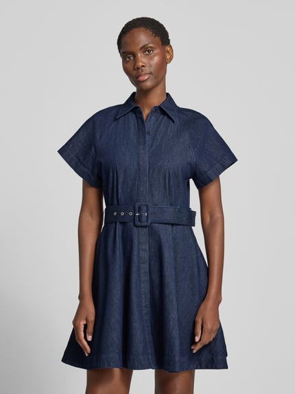 Frauenmodel trägt dunkelblaues, tailliertes Freizeitkleid aus reiner Baumwolle Modell 'KASTINA' von HUGO in glatter Textur, Ganzkörperansicht von vorne, Damen Freizeitkleid von HUGO.