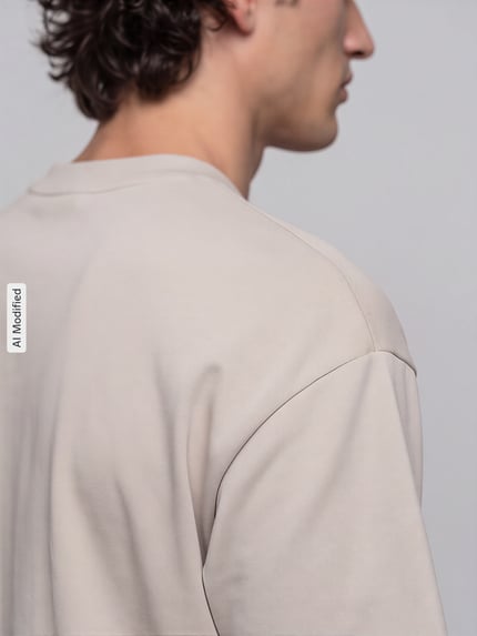 Männermodel trägt Relaxed Fit T-Shirt mit Rundhalsausschnitt Modell 'OSCAR' von SELECTED HOMME in Beige, reine Baumwolle, Detailaufnahme, KI-modifiziertes Bild.