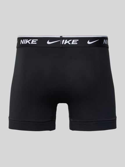 Produktfoto, schwarze Trunks aus Baumwoll-Mix Modell 'ESSENTIAL' von Nike mit elastischem Logo-Bund, eng anliegende Passform