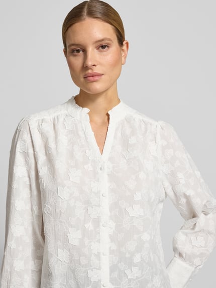 Frauenmodel trägt Regular Fit Langarmbluse mit Baumwoll-Anteil von Tom Tailor, Optik:Allover-Muster, Rüschenkragen, Popeline, Nahaufnahme Oberkörper.