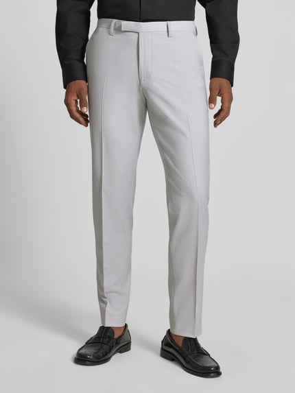 Männermodel trägt helle Hose zu schwarzem Hemd und schwarzen Schuhen, Produktfoto des Regular Fit Sakko mit Schurwoll-Anteil Modell 'Monopoly' von CINQUE, Nahaufnahme Unterkörper, glatte Stoffstruktur, dezente Details.