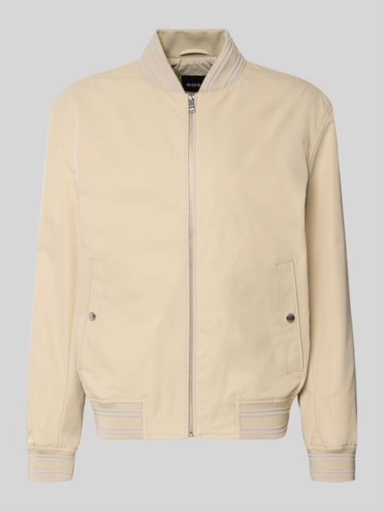 Produktfoto, Regular Fit College-Jacke mit Label-Applikation Modell 'COMBER-262' von BOSS in Unifarbe Beige, College-Kragen, Twill-Textur, Reißverschluss, seitliche Eingrifftaschen und Napoleontasche.
