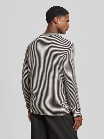 Männermodel draagt Regular Fit Strickpullover aus Schurwolle-Mix mit Streifenmuster van Armani Exchange, Heren, streepmotief, regular fit, ruglengte maat M 70 cm, mouwlengte maat M 69 cm, elastische boordjes, zwart-witte tinten, rechte lijnen, zachte textuur, Ganzkörperansicht Rückansicht.