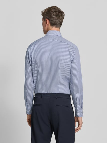 Männermodel trägt Regular Fit Businesshemd mit Brusttasche von OLYMP in blau-weiß gestreifter Webware, Ganzkörperansicht Rückansicht.