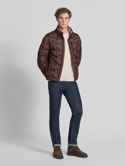 Mannenmodel draagt Regular Fit Bomberjacke met reflecterende details van Tom Tailor, bruine kleur, heren bomberjack/blouson, geheellichaamsaanzicht van voren.
