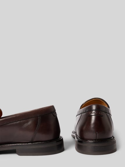 Produktfoto, Loafers aus Leder mit Label-Prägung Modell 'Lozham' von Gant in Dunkelbraun, abgerundete Form, Flecht-Optik, strukturierte Sohle, Absatzhöhe 3 cm, Schafthöhe 7 cm, Schaftweite 6 cm