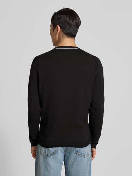 Männermodel trägt Regular Fit Strickpullover aus reiner Baumwolle Modell 'EVER-X' von BOSS Green, Optik: Unifarben, Ganzkörperansicht Rückansicht.