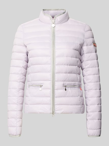 Produktfoto, hellviolette Steppjacke mit Reißverschlusstaschen, Modell 'SISTER JUDY' von Frieda & Freddies, Stehkragen, Slim Fit, glatte Textur