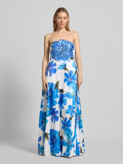 Vrouwenmodel draagt Off-Shoulder-Kleid im Allover-Look met Pailletten van Adrianna Papell in blauwwitte bloemenprint, model in a-lijn, maxi-jurk, ruglengte maat 36: 124 cm, borstwijdte maat 36: 37 cm. Volledige lichaamsaanzicht voorkant.