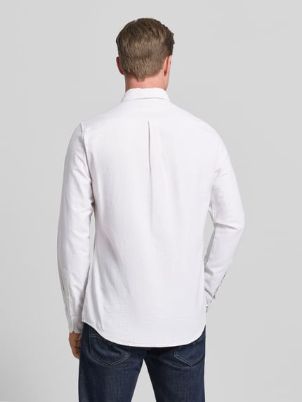 Männermodel trägt Tailored Fit Freizeithemd aus reiner Baumwolle Modell 'STRIPED OXFORD' von Barbour in Weiß mit feinem Strukturmuster, Optik:Allover-Muster, Button-Down-Kragen, durchgehende Knopfleiste, Label-Stitching, Langarm, Sportmanschette, Materialverarbeitung: Oxford, Ganzkörperansicht Rückansicht.