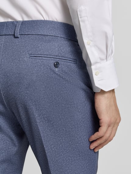Männermodel trägt Stoffhose mit Gesäßtaschen von Christian Berg Men in Blau mit Bundfalten, Detailaufnahme Rückansicht.