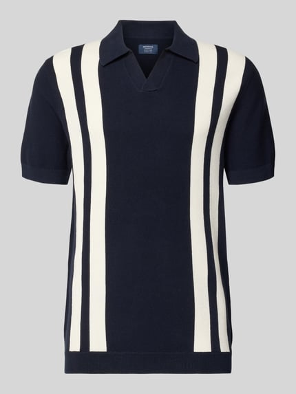 Produktfoto, Regular Fit Poloshirt in Strick-Optik von MCNEAL, granatowy z białymi pasami, bawełna, kołnierzyk polo, krótki rękaw, długość tyłu 71 cm, długość rękawa 25 cm