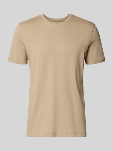 Produktfoto, beigefarbenes T-Shirt mit Rundhalsausschnitt von Christian Berg Men, reine Baumwolle, Regular Fit, glatte Oberfläche, Rückenlänge bei Größe M 70 cm.