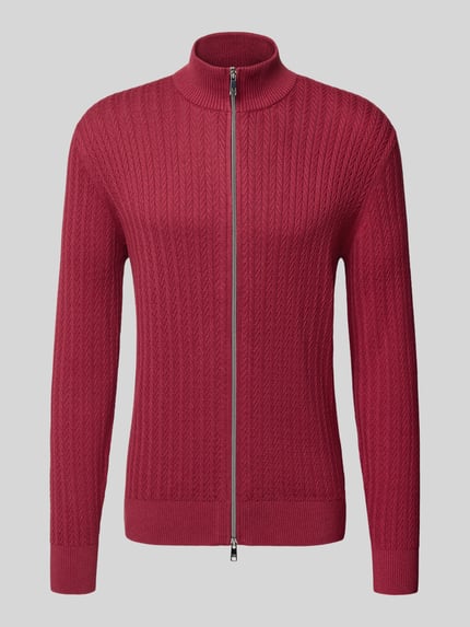 Produktfoto, Strickjacke mit Reißverschluss von Christian Berg Men w kolorze czerwonym, bawełna, slim fit, prążkowane wykończenia, stójka.