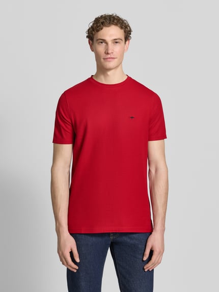 Männermodel trägt Regular Fit T-Shirt mit Logo-Stitching von Fynch-Hatton in Rot, Reine Baumwolle, Rundhalsausschnitt, Ganzkörperansicht von vorne. Rückenlänge bei Größe M: 68 cm.