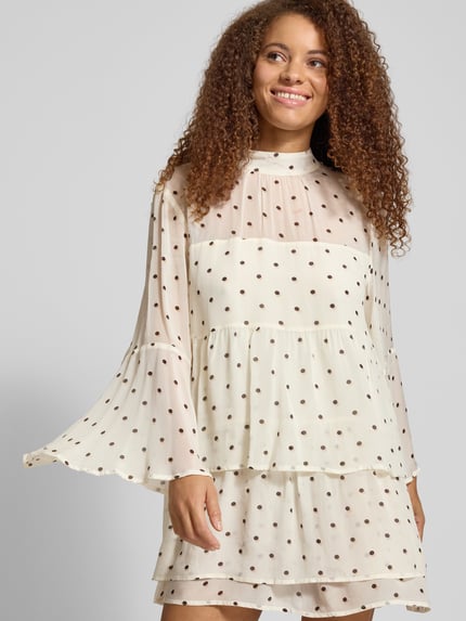Frauenmodel trägt Minikleid aus Viskose mit Volants Modell 'Lavinia' von OH APRIL in Creme mit braunen Punkten, A-Linie, Stufen-Look, Nahaufnahme Oberkörper