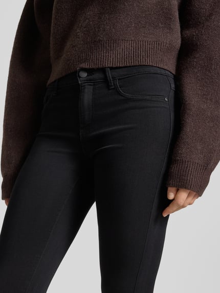 Frauenmodel trägt Coloured Skinny Fit Jeans von ONLY im 5-Pocket-Design aus Viskosemischung mit Stretch-Anteil, Nahaufnahme Oberkörper.