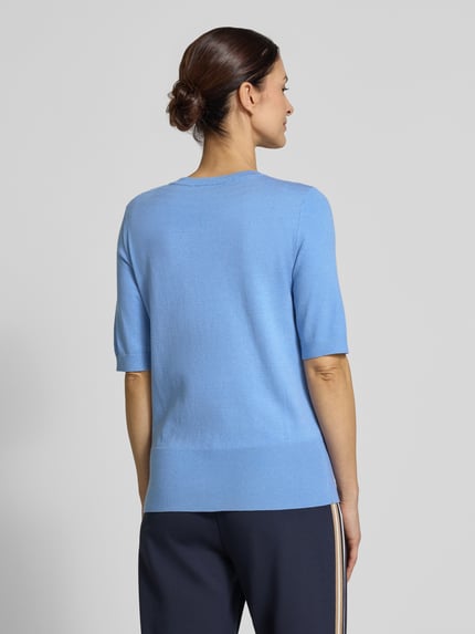 Frauenmodel trägt Strickshirt aus Viskose-Mix mit Rundhalsausschnitt von Betty Barclay, hellblau, Regular Fit, Rückenansicht, Ganzkörperansicht Rückansicht.
