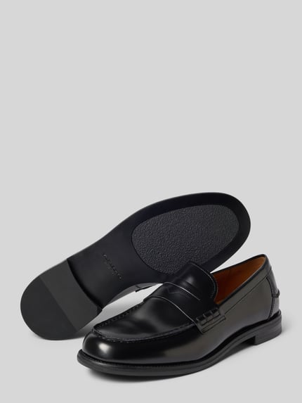 Produktfoto, Loafer aus echtem Rindsleder Modell 'STEVEN' von Vagabond in schwarzer Lederoptik, runde Schuhspitze, strukturierte Sohle