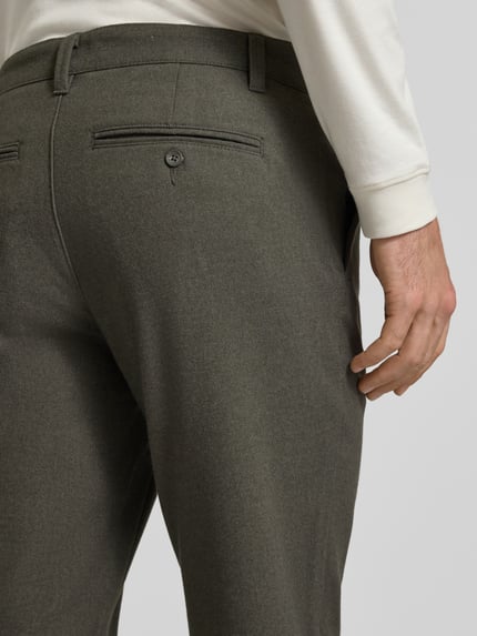 Männermodel trägt Slim Fit Hose mit Viskose-Anteil Modell 'MARK' von ONLY in Dunkelgrau, glatte Textur, Nahaufnahme Rückansicht, Herren Schmale Hose von ONLY & SONS.