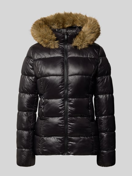 Produktfoto, schwarze Steppjacke mit Kunstfell und Reißverschluss von REVIEW, glänzende Oberfläche, sichtbare Eingrifftaschen, Slim Fit