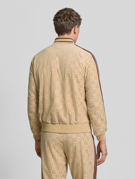 Männermodel trägt Regular Fit Sweatjacke mit Label-Stitching von COLUCCI, mieszanka bawełny, wzór w kratę, stójka, zamek błyskawiczny, długość tyłu 62 cm, długość rękawów 65 cm, Ganzkörperansicht Rückansicht.