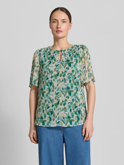 Vrouwenmodel draagt Blusenshirt met druppelvormige hals model 'EMMA' van Vila, regular fit, all-over look, Ganzkörperansicht von voren.