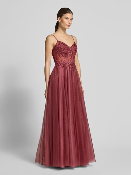 Frauenmodel trägt Abendkleid mit Stitchings und Ziersteinbesatz von Luxuar, Tüll, taillierter Maxikleid-Schnitt, Spaghettiträger, Ganzkörperansicht von vorne