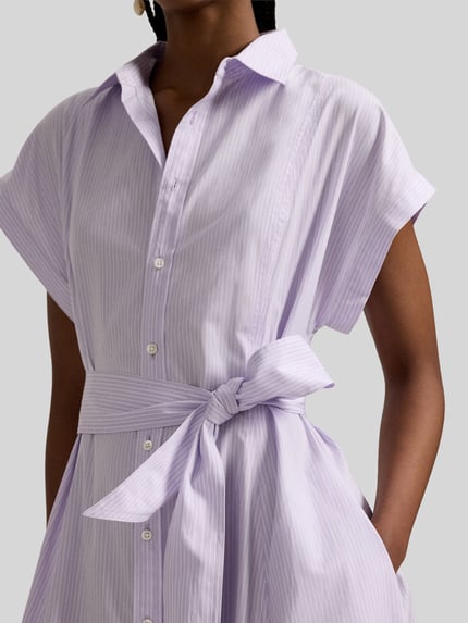 Vrouwenmodel draagt 'Tailliertes Hemdblusenkleid aus reiner Baumwolle' van Polo Ralph Lauren, uni, getailleerd fit, maxi-lengte, hooggesloten, korte mouw, ceintuur, zijzakken, logo-stiksel, knopsluiting, puur katoen, detailopname bovenlichaam.