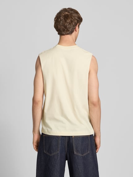 Männermodel trägt T-Shirt mit Stitching von Jack & Jones aus Reine Baumwolle, Relaxed-Fit, Rundhalsausschnitt, Rückenlänge 69 cm, Ganzkörperansicht Rückansicht.