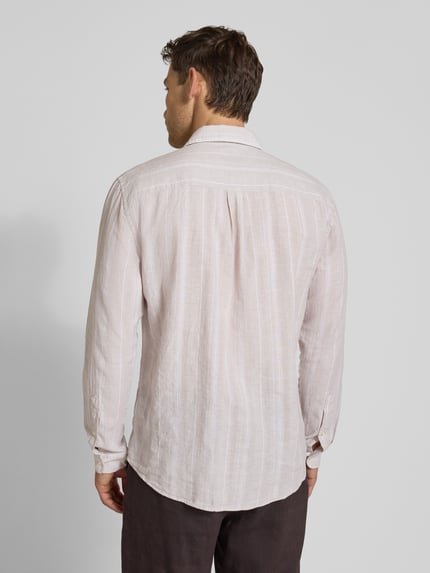 Männermodel trägt Regular Fit Freizeithemd aus Leinen-Baumwoll-Mix mit Kentkragen von MCNEAL, Streifenmuster, Rückenlänge 76 cm, Schulterbreite 47 cm, Ärmellänge 67 cm, Ganzkörperansicht Rückansicht.