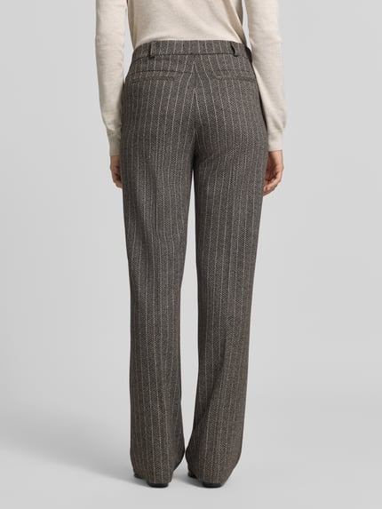 Frauenmodel trägt Regular Fit Weite Hose mit Bundfalten von Raphaela By Brax, Nadelstreifenmuster, dezente Grau- und Beigetöne, Webware, Ganzkörperansicht Rückansicht.