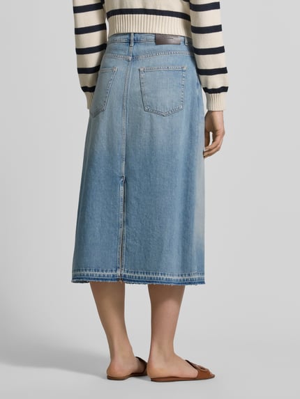 Vrouwenmodel draagt Ausgestellter Jeansrock aus reiner Baumwolle van Marc O'Polo in lichte denimkleur met 5-pocket-design, midi-lengte en open zoom, label patch en nieten, pure katoen, achterkant geheel zichtbaar, Ganzkörperansicht Rückansicht.
