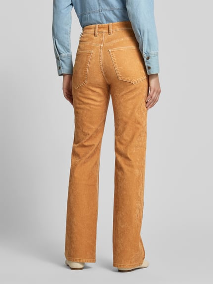 Vrouwenmodel draagt Bootcut Fit Jeans aus Baumwoll-Mix van Rabanne, katoen- en viscosemix, 5-pocketmodel, knoop- en ritssluiting, used-look, binnenbeenlengte maat 26 36 cm, bandwijdte maat 26 83 cm, camel kleur, grove textuur, rechte lijnen, geheel achteraanzicht.