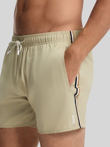 BOSS Spodenki kąpielowe o kroju regular fit z detalami z logo model 'ICONIC' Oliwkowy 2