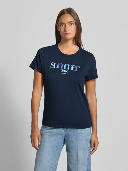 Vrouwenmodel draagt Regular Fit T-shirt uit puur katoen van Tom Tailor, look: effen, statementprint, ronde hals, korte mouw, jersey, voorkant volledige lichaamsweergave.