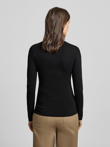 Frauenmodel trägt Longsleeve mit Rundhalsausschnitt Modell 'Smilla' von Opus, Baumwoll-Elasthan-Mix, Slim Fit, schwarze Farbe, Ganzkörperansicht Rückansicht. Rückenlänge bei Größe 36: 63 cm.